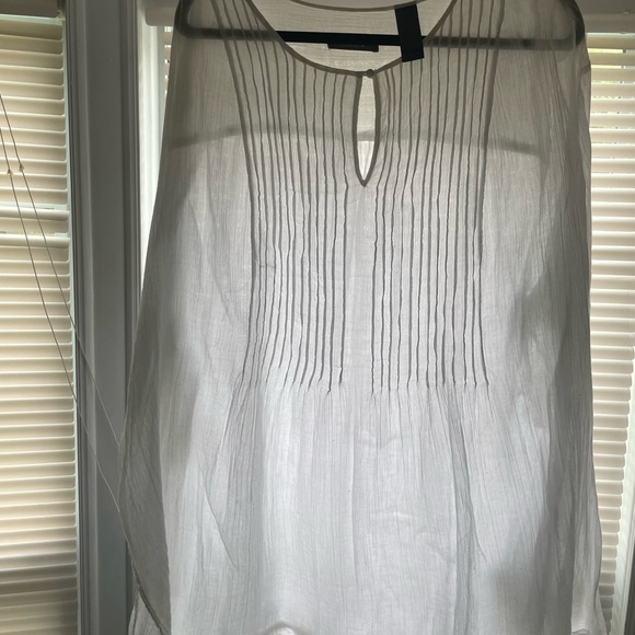 White keyhole neck line - Picture 2 of 2